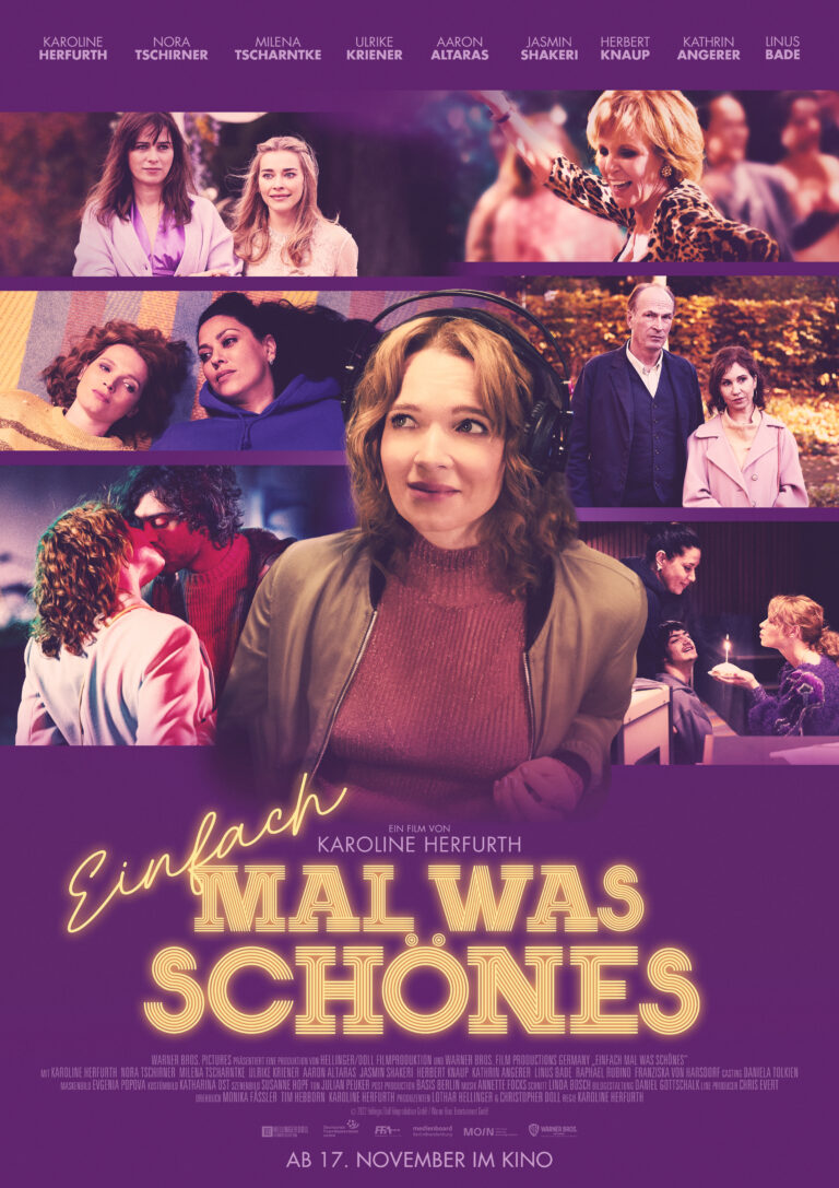 Filmplakat zu "Einfach mal was Schönes" mit, in Streifen angeordneten, verschiedenen Standbildern aus dem Film. Von links nach rechts zu sehen sind Nora Tschirner gemeinsam mit Milena Tscharntke, die tanzende Ulrike Kriener, auf dem Boden liegend Karoline Herfurth mit Jasmin Shakeri, Herbert Knaup mit Kathrin Angerer, sich küssend Karoline Herfurth und Aaron Altaras und zuletzt Jasmin Shakeri gemeinsam mit Linus Bade und Karoline Herfurth. Mittig des Plakats ist groß abgebildet die Hauptprotagonistin des Films, Karla, gespielt von Karoline Herfurth.