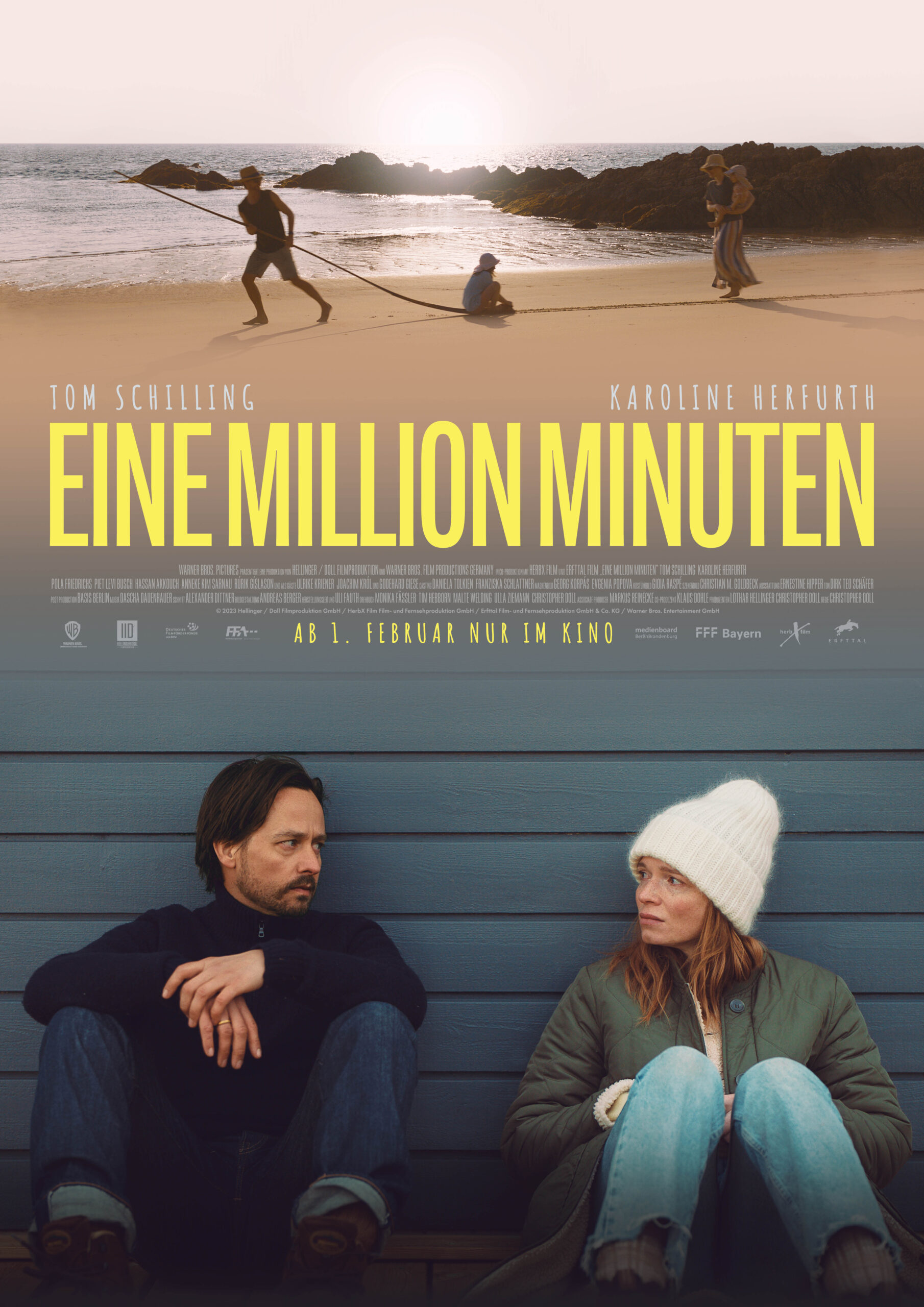 Plakat zum Film Eine Million Minuten, welches übereinander zwei Szenen aus dem Film zeigt. Oberes Bild zeigt die Familie Küper am Strand in Thailand. Das untere Bild zeigt die Hauptdarsteller*innen Tom Schilling und Karoline Herfurth sitztend an eine Wand gelehnt. Regie wurde von Christopher Doll geführt.