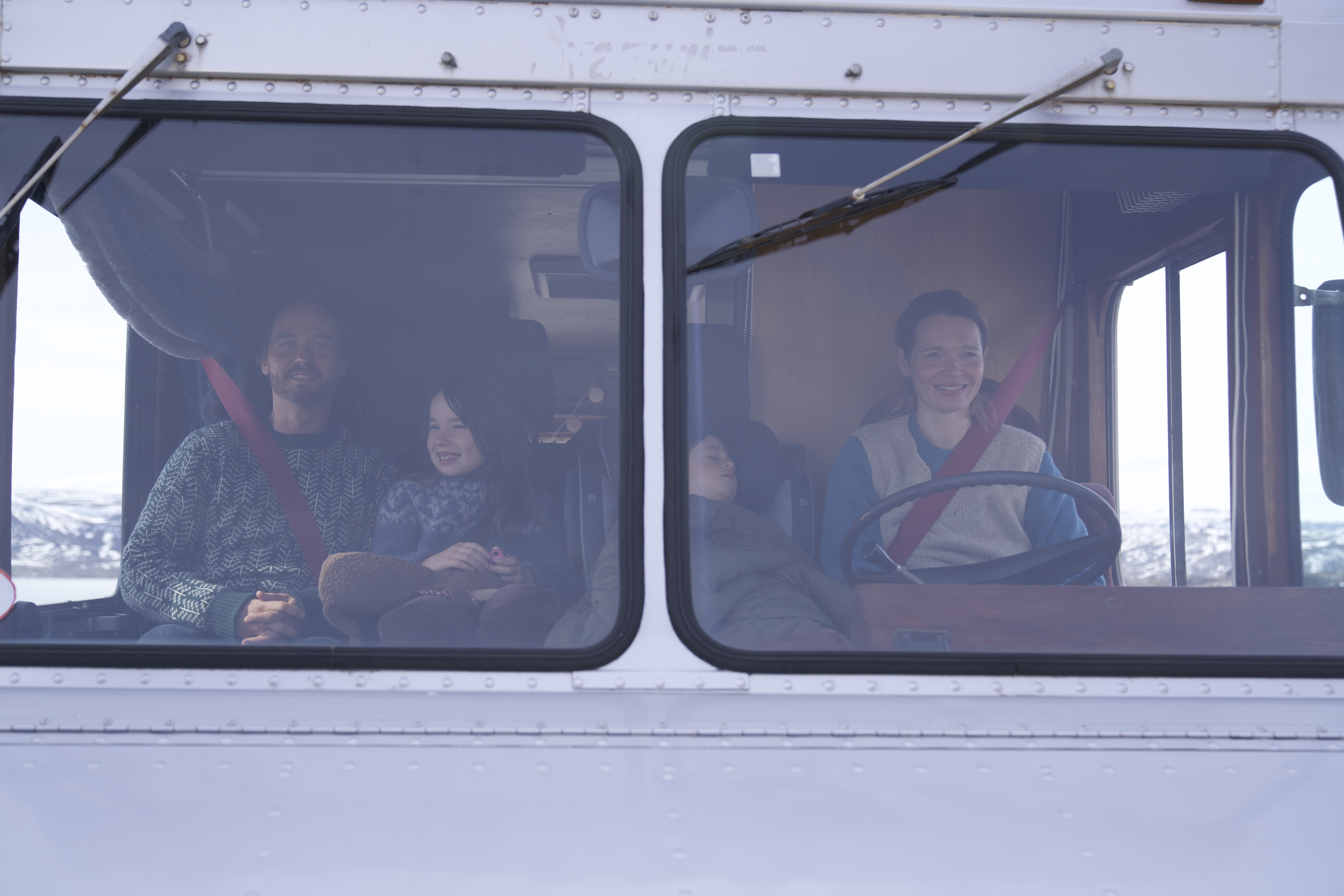 Standbild aus dem Film "Eine Milion Minuten": Familie Küper sitzt Bus. Vera (Karoline Herfurth) fährt.