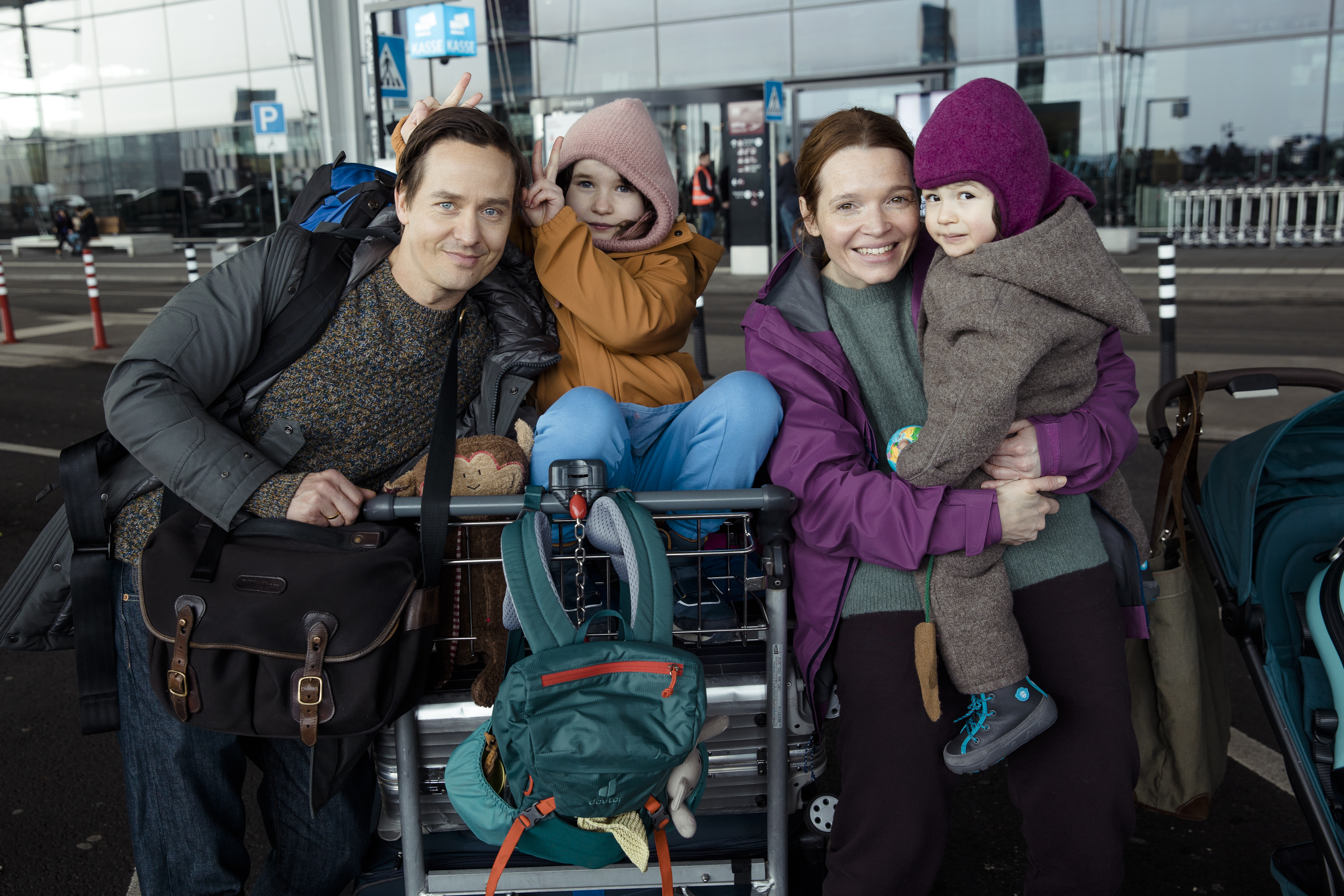 Standbild aus dem Film "Eine Milion Minuten": Familie Küper am Flughafen. Die Reise beginnt.
