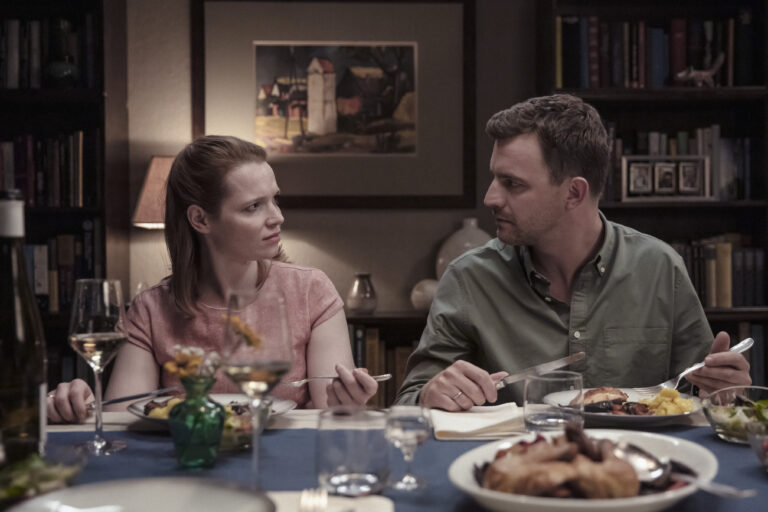 Standbild aus dem Film "Wunderschön": Sonja (Karoline Herfurth) und Milan (Friedrich Mücke) sitzen nebeneinander beim Abendessen. Die Stimmung ist sichtlich angespannt.