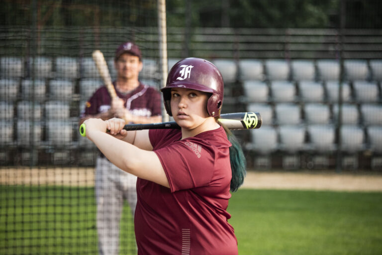 Standbild aus dem Film "Wunderschön": Leyla (Dilara Aylin Ziem) steht in voller Baseball Montour am Spielfeld und macht sich bereit zu schlagen.