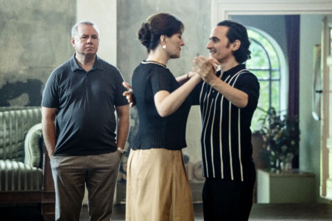 Standbild aus dem Film "Wunderschön": Wolfi (Joachim Krol) schaut seiner Frau Frauke (Martina Gedeck) und dem Tangolehrer (Diego Wallraff ) beim tanzen zu.