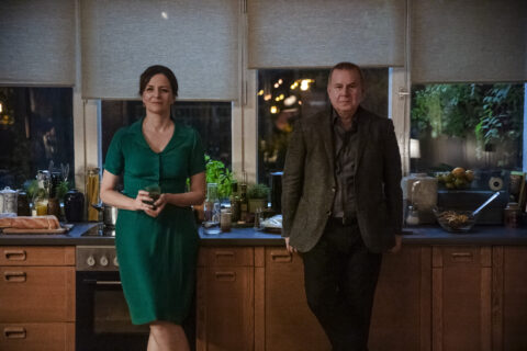 Standbild aus dem Film "Wunderschön": Frauke (Martina Gedeck) und Wolf (Joachim Krol) stehen verloren nebeneinander in der Küche.