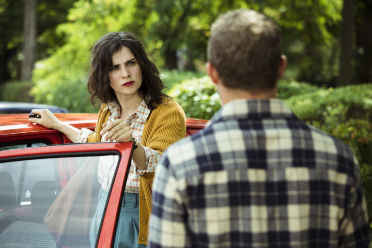 Vicky (Nora Tschirner) schaut, den uns mit dem Rücken zugewandten Franz (Maximilian Brückner) ungläubig an.