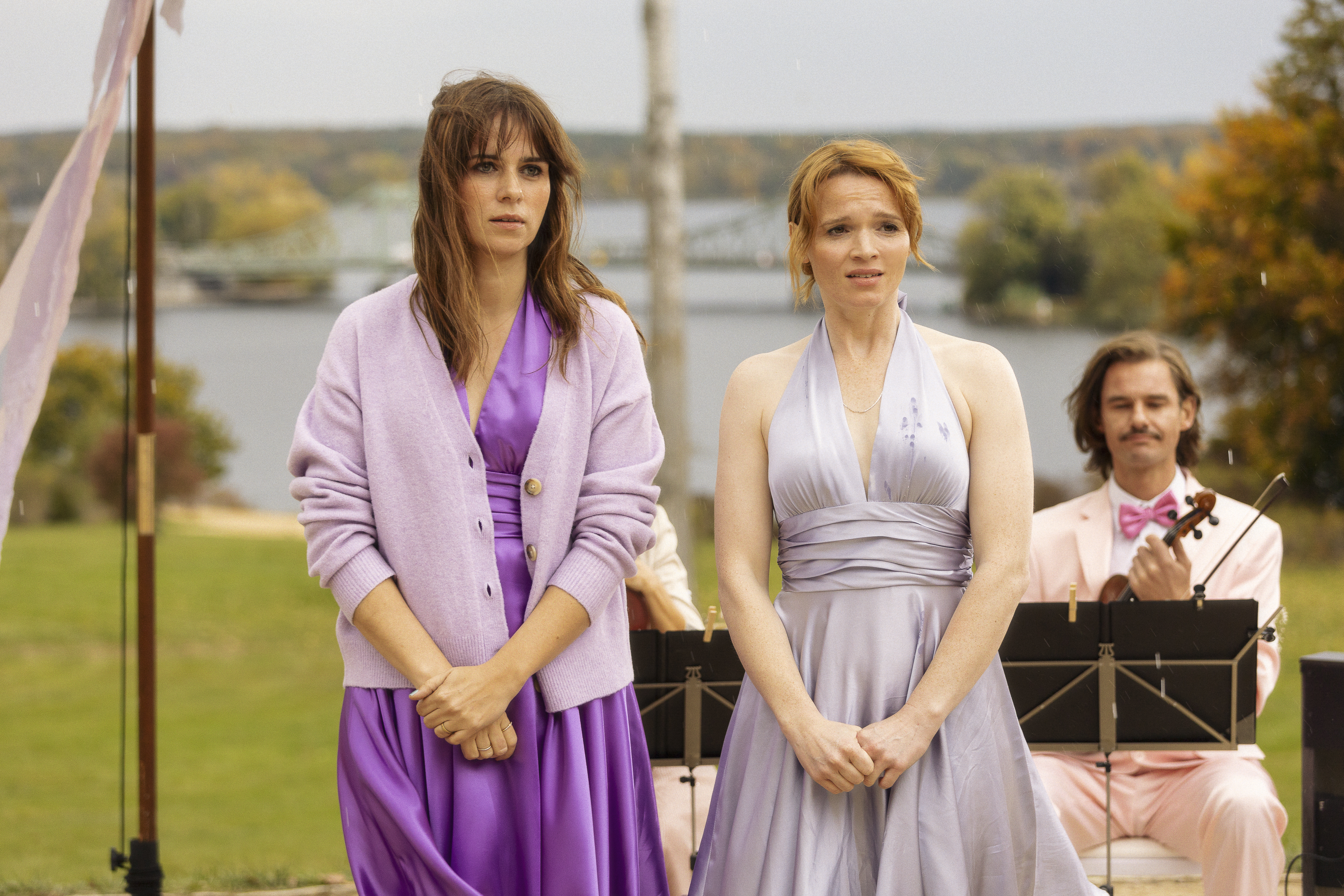 Die beiden Schwestern Jule (Nora Tschirner) und Karla (Karoline Herfurth) stehen als Brautjungfern nebeneinander.