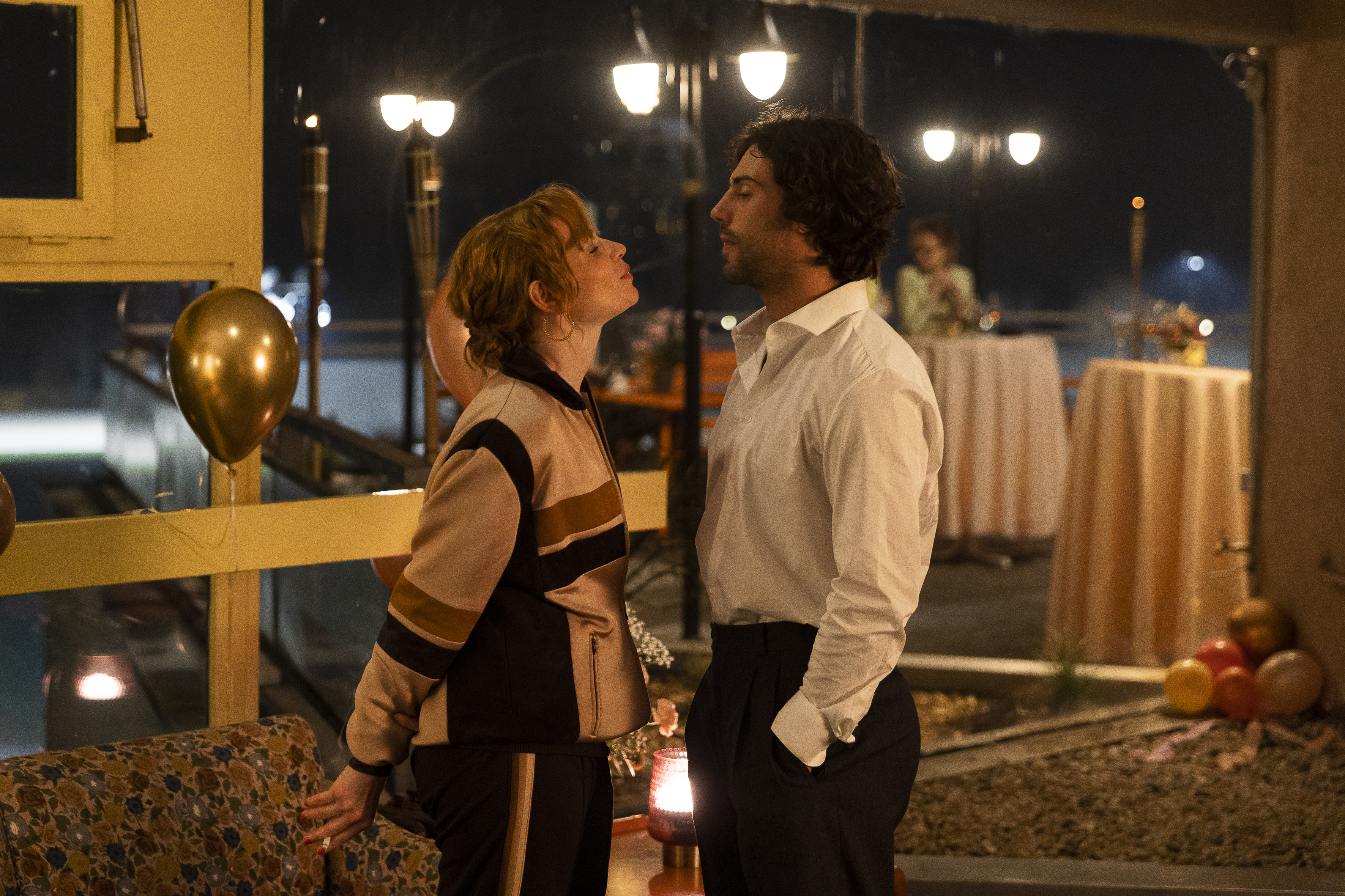 Standbild aus dem Film "Einfach mal was Schönes": Karla (Karoline Herfurth) pustet Ole (Aaron Altaras) Zigarettenrauch ins Gesicht.