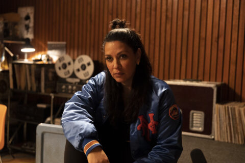 Standbild aus dem Film "Einfach mal was Schönes": Senay (Jasmin Shakeri) sitzt im Aufnahmestudio.