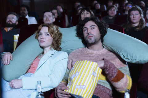 Standbild aus dem Film "Einfach mal was Schönes": Karla (Karoline Herfurth) und Ole (Aaron Altaras) sitzen in der ersten Reihe im Kino mit einem Schwangerschaftskissen als Nackenstütze.
