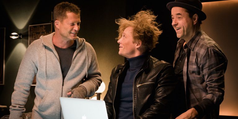 Standbild aus dem Film "Vier gegen die Bank": Chris (Til Schweiger), Max (Matthias Schweighöfer) mit verstrubbelten Haaren und Peter (Jan Josef Liefers) stehen sichtlich erfreut vor einem Computer und planen ihren nächsten Zug.