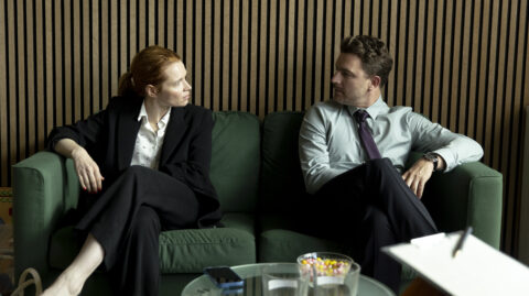 Standbild aus dem Film "Wunderschöner": Sonja (Karoline Herfurth) und Milan (Friedrich Mücke) sitzen diskutierend auf der Couch Ihrer Paartherapeutin.