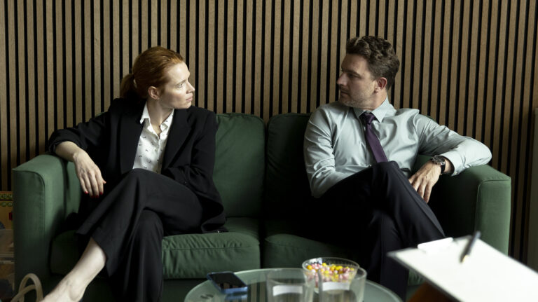 Standbild aus dem Film "Wunderschöner": Sonja (Karoline Herfurth) und Milan (Friedrich Mücke) sitzen diskutierend auf der Couch Ihrer Paartherapeutin.