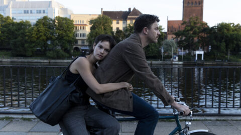 Standbild aus dem Film "Wunderschöner": Lilly (Emilia Schüle) sitzt deprimiert auf dem Fahrradgepäckträger ihres Bruders (Friedrich Mücke).