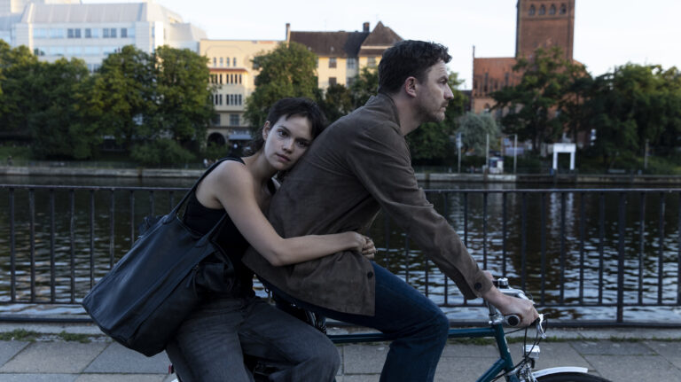 Standbild aus dem Film "Wunderschöner": Lilly (Emilia Schüle) sitzt deprimiert auf dem Fahrradgepäckträger ihres Bruders (Friedrich Mücke).